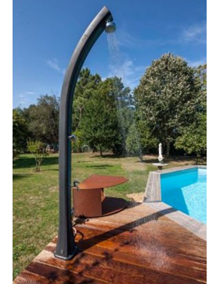 Ducha solar curva 25 litros de resina con lavapies color negro gre